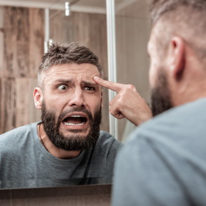 Astuces pour éliminer boutons, points noirs et acné chez les hommes